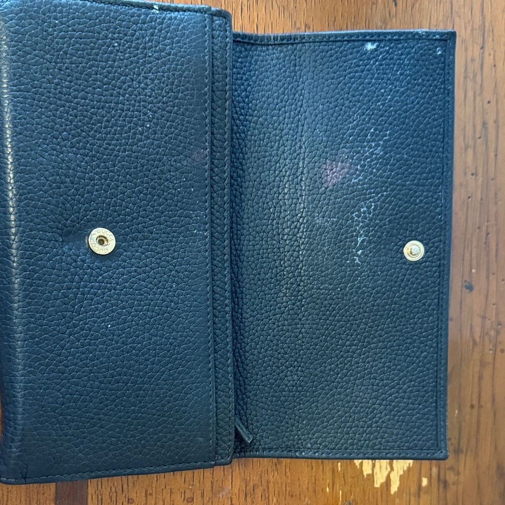 Gucci Black Leather Women's Wallet with Embossed Logo - Picture 2 of 5